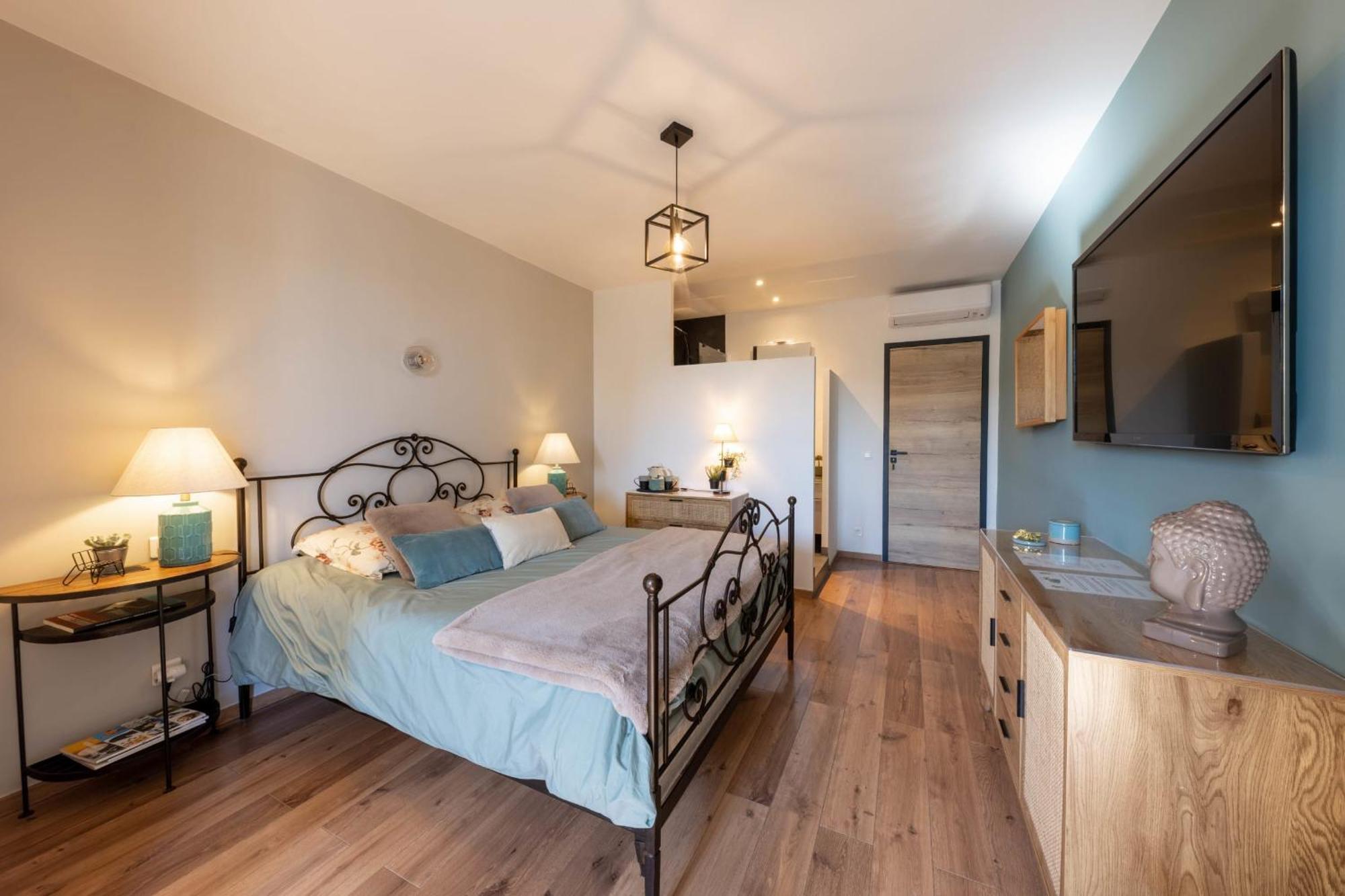 2 Private With Pool And Garden Sea View *